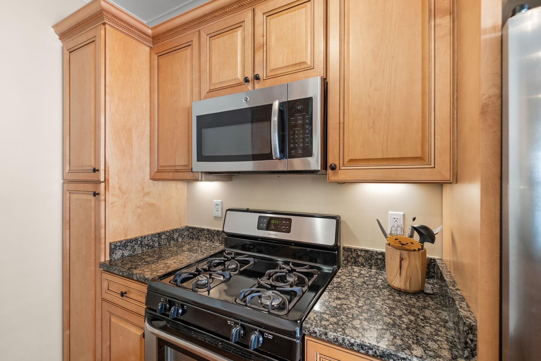2275 McVay Road, Unit 2275 Germantown, TN 38138 - Photo 6 of 40 a kitchen with a stove and a microwave