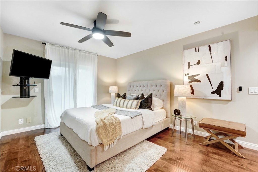 6882 Alondra Boulevard, Unit 26 Paramount, CA 90723 - Photo 6 of 14 a bedroom with a bed and a desk