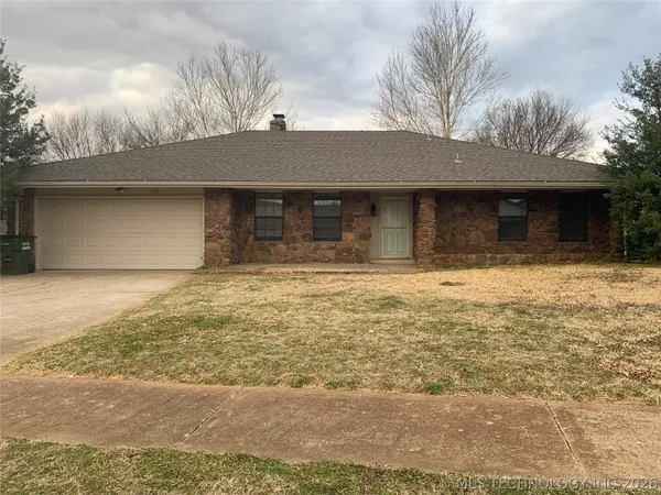 $1,800 | 105 East 21st Street, Owasso, OK 74055