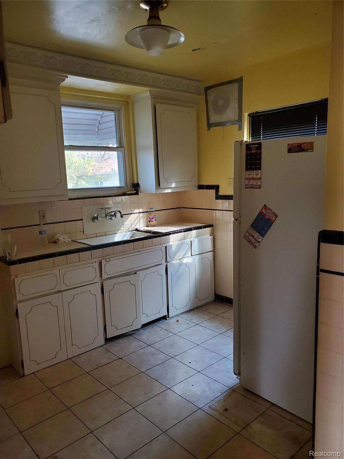 4410 Yorkshire Road Detroit, MI 48224 - Photo 9 of 17 20191101_150114.jpg