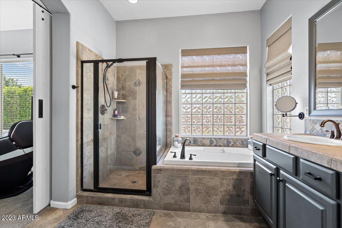 6730 Rachael Way Gilbert, AZ 85298 - Photo 33 of 77 35-Primary bath