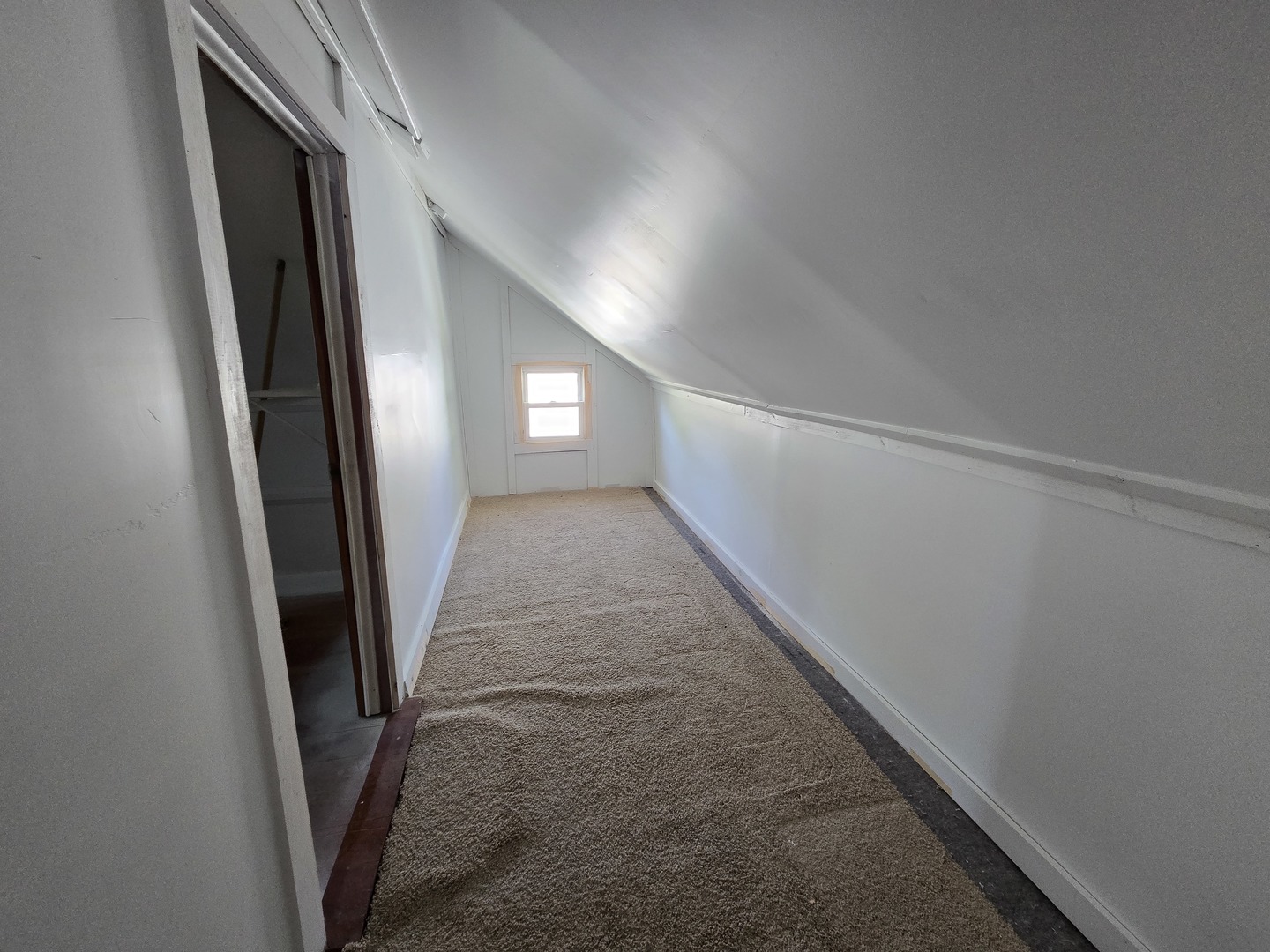 201 West Grove Road Sterling, IL 61081 - Photo 18 of 19 a view of a hallway
