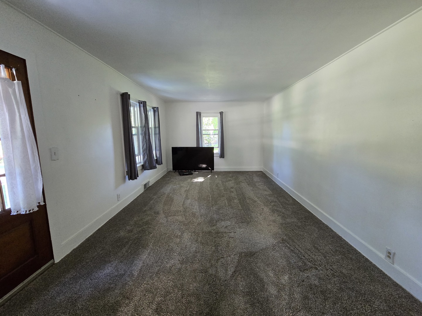 201 West Grove Road Sterling, IL 61081 - Photo 9 of 19 an empty room with windows