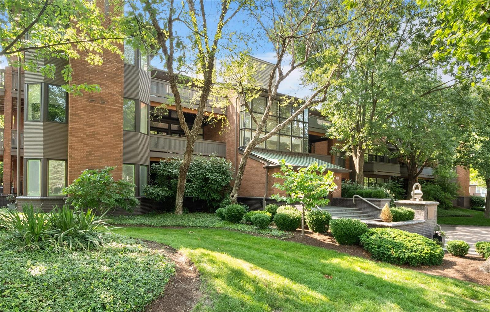 155 North Hanley Road, Unit 105 St. Louis, MO 63105 - Photo 1 of 24