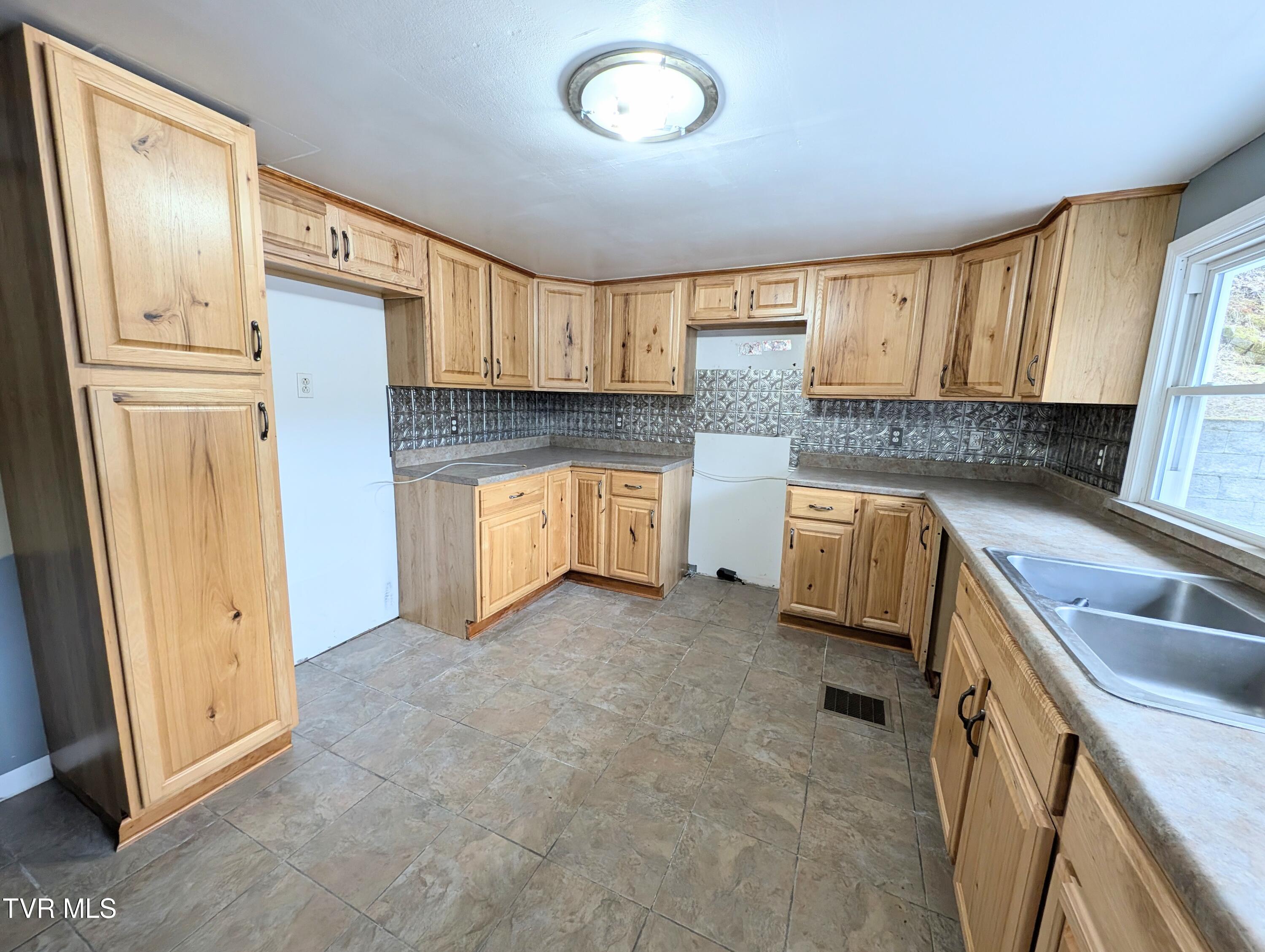 1478 Red Dirt Road Vansant, VA 24656 - Photo 13 of 24 1000010724