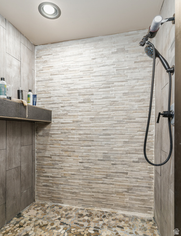 19994 South Olson Road Downey, ID 83234 - Photo 28 of 49 Bathroom with a tile shower