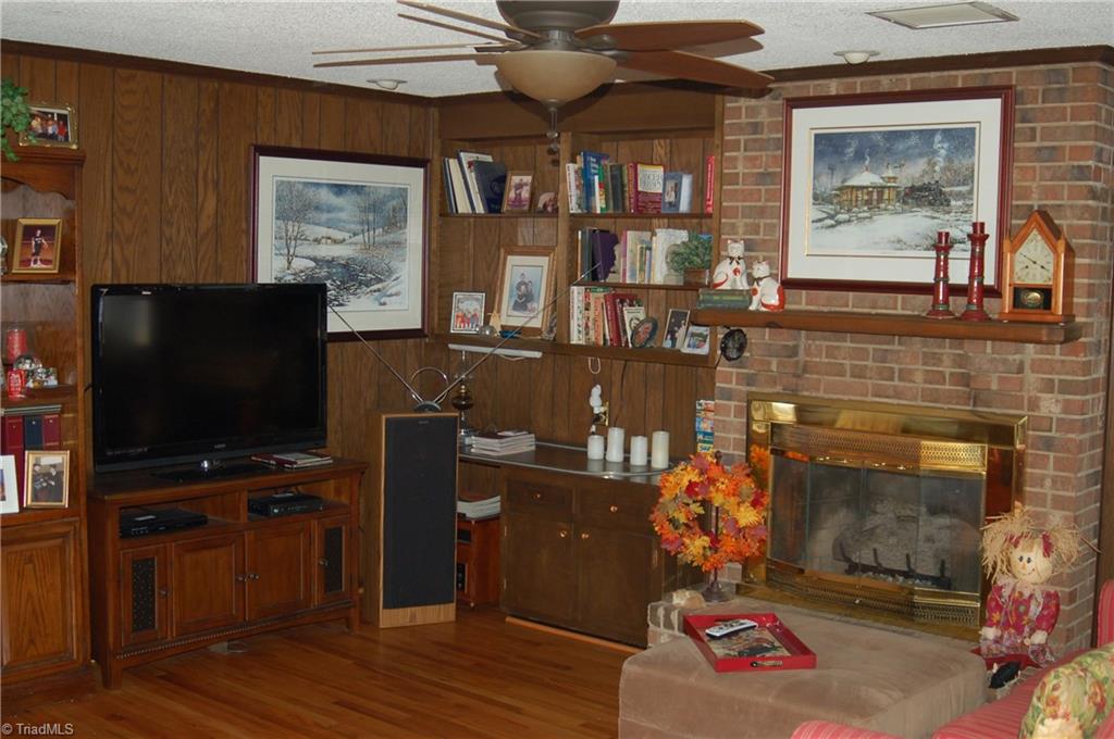 3945 Lewiston Road Summerfield, NC 27358 - Photo 3 of 18 Living Room