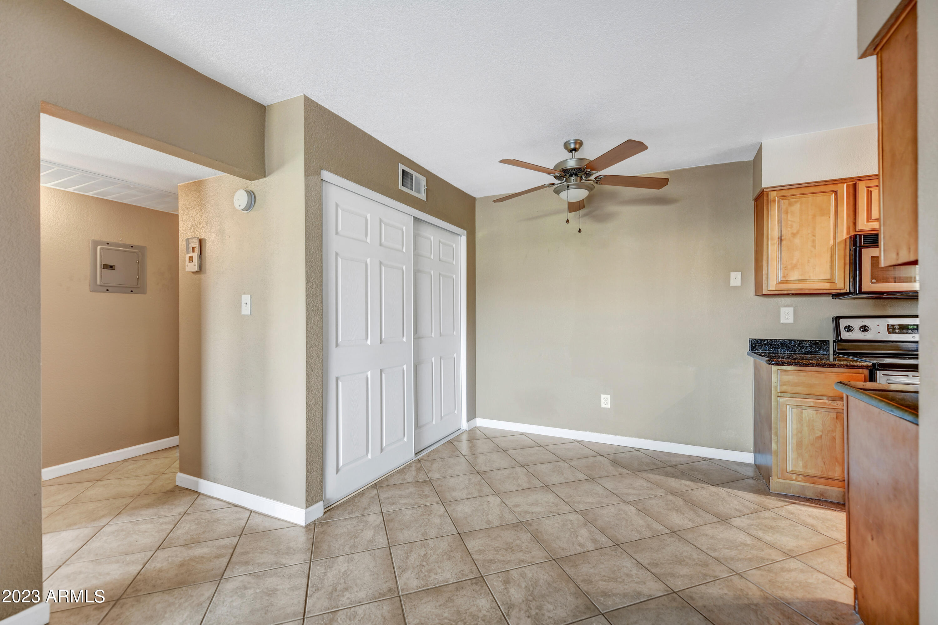 5877 North Granite Reef Road, Unit 1105 Scottsdale, AZ 85250 - Photo 4 of 15 Dining off Kitchen