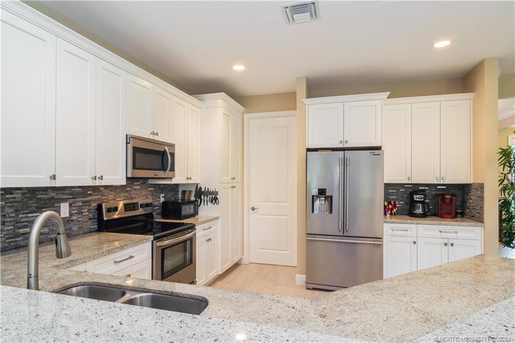 299 Southwest Cocoloba Way Stuart, FL 34997 - Photo 14 of 35 Gallery Image 14