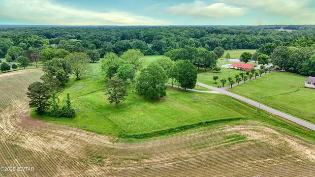a view of a garden with a building in front of it