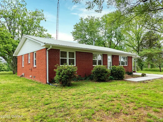 a view of a house with backyard and garden