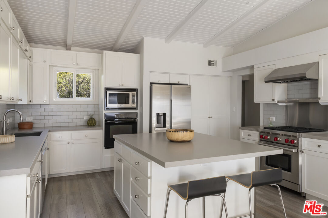 716 West Oak Avenue El Segundo, CA 90245 - Photo 13 of 35 a kitchen with a table chairs microwave and cabinets