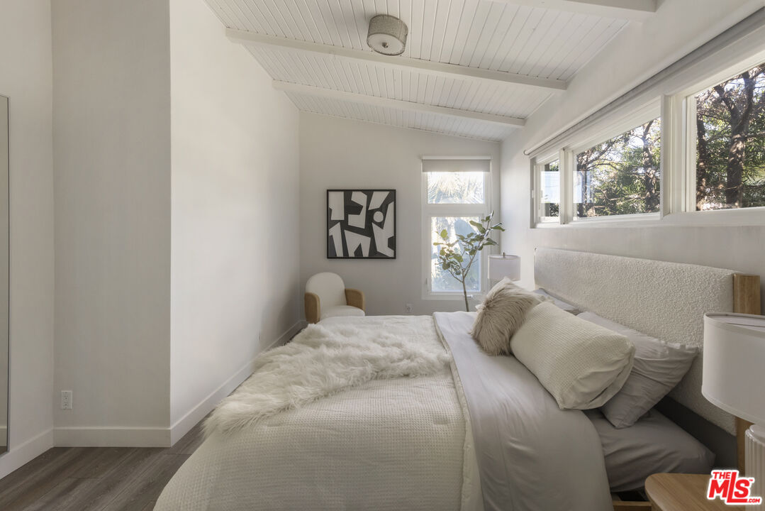 716 West Oak Avenue El Segundo, CA 90245 - Photo 16 of 35 a bedroom with a large bed and a window