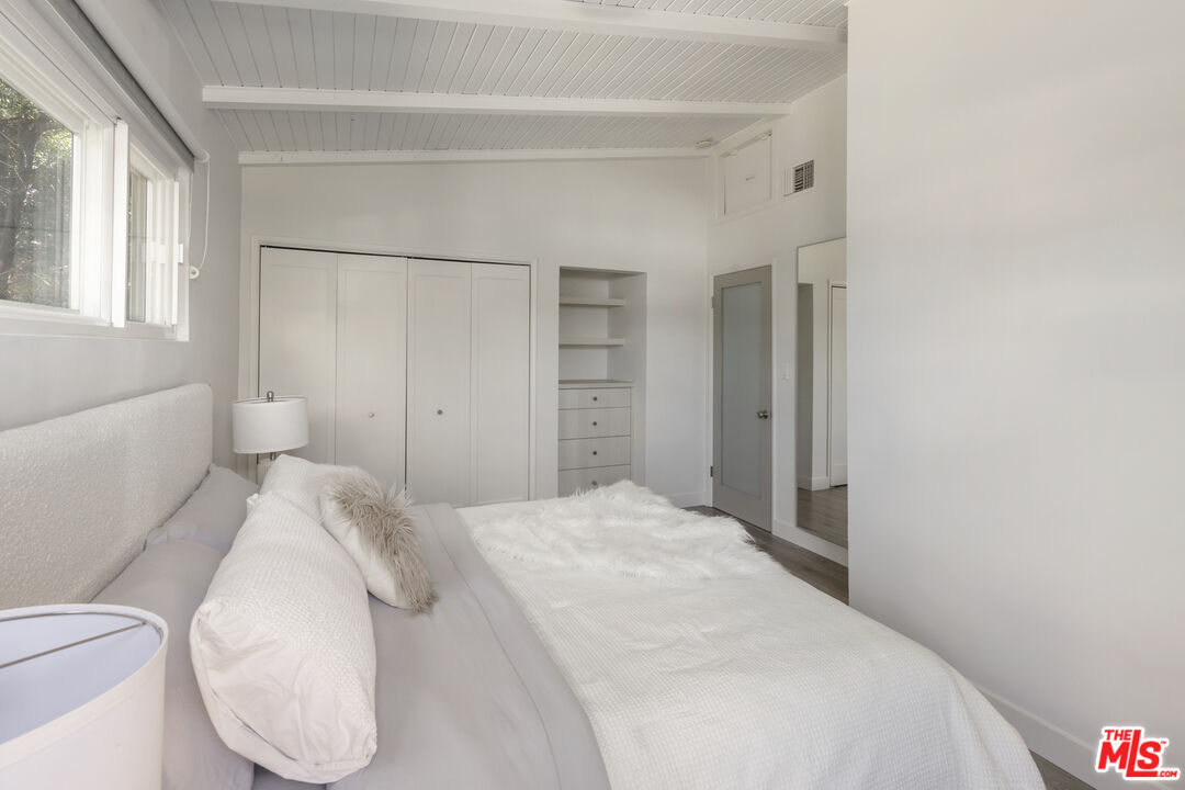 716 West Oak Avenue El Segundo, CA 90245 - Photo 17 of 35 a bedroom with a bed and window