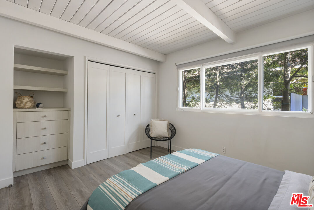 716 West Oak Avenue El Segundo, CA 90245 - Photo 19 of 35 a bedroom with a bed and a window