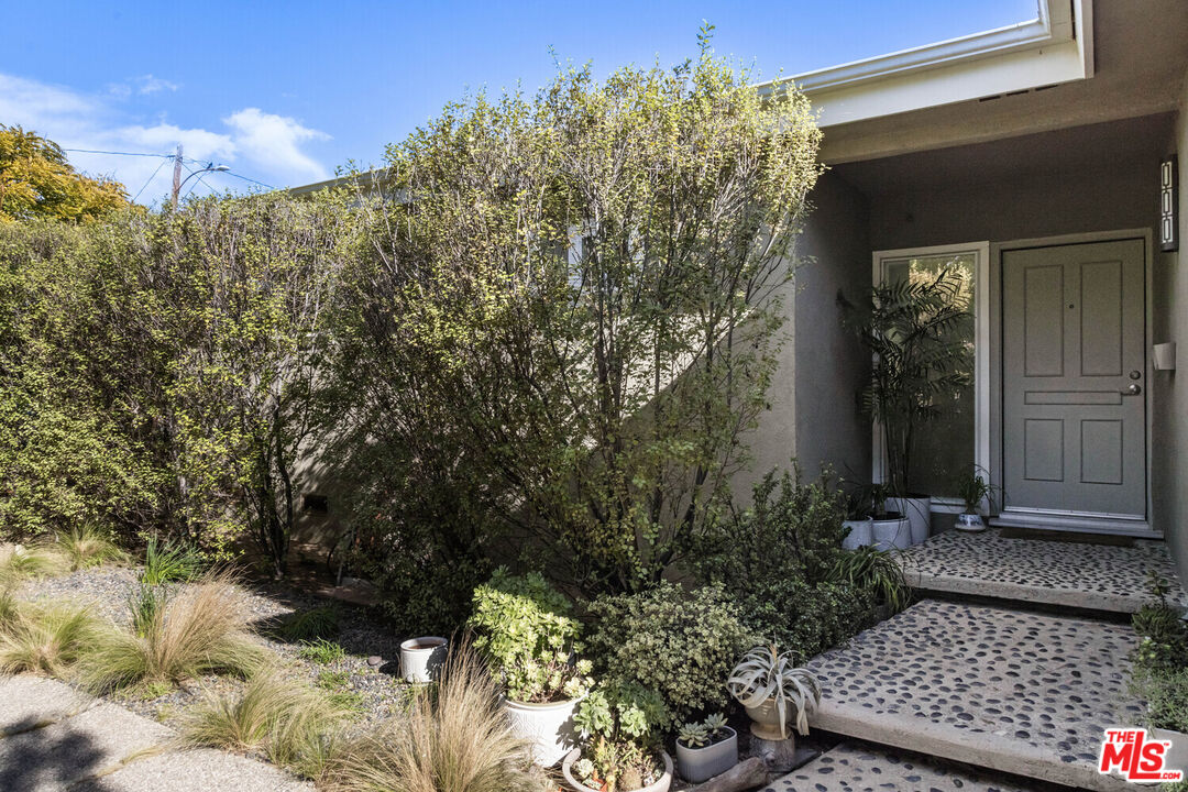 716 West Oak Avenue El Segundo, CA 90245 - Photo 2 of 35 a view of a backyard