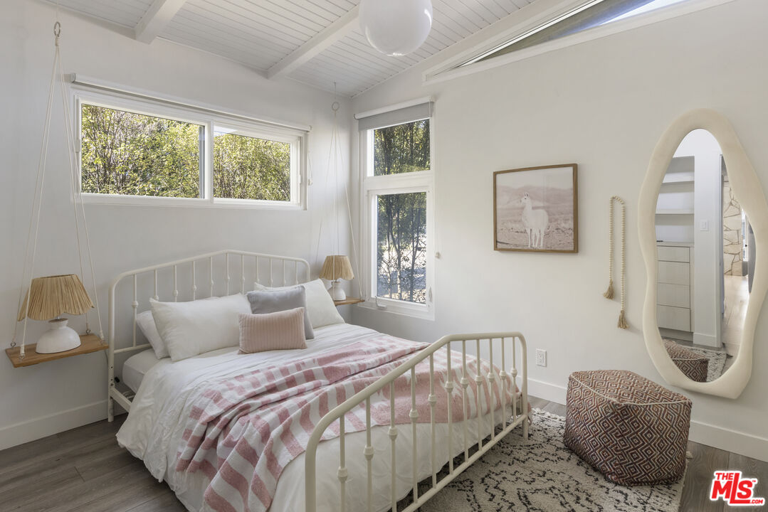716 West Oak Avenue El Segundo, CA 90245 - Photo 21 of 35 a bedroom with bed and a window