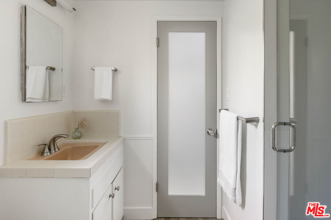 716 West Oak Avenue El Segundo, CA 90245 - Photo 23 of 35 a bathroom with a sink and a tub