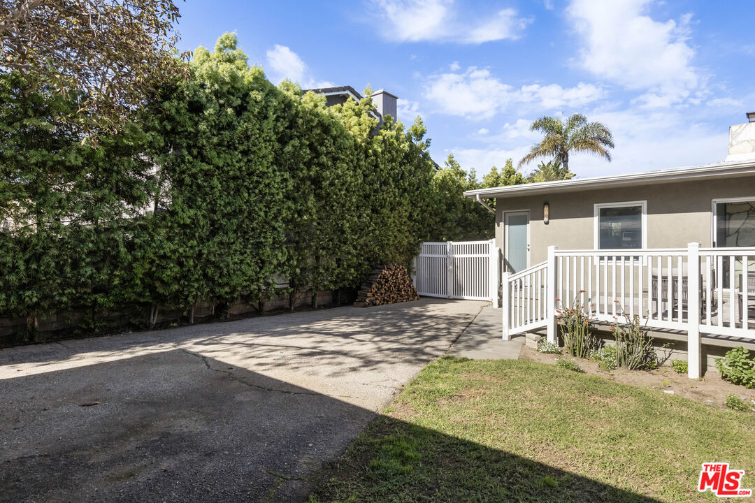 716 West Oak Avenue El Segundo, CA 90245 - Photo 33 of 35 a backyard of a house with table and chairs