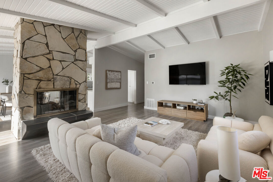 716 West Oak Avenue El Segundo, CA 90245 - Photo 5 of 35 a living room with furniture and a flat screen tv