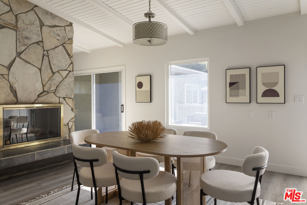 716 West Oak Avenue El Segundo, CA 90245 - Photo 10 of 35 a dining room with furniture and window