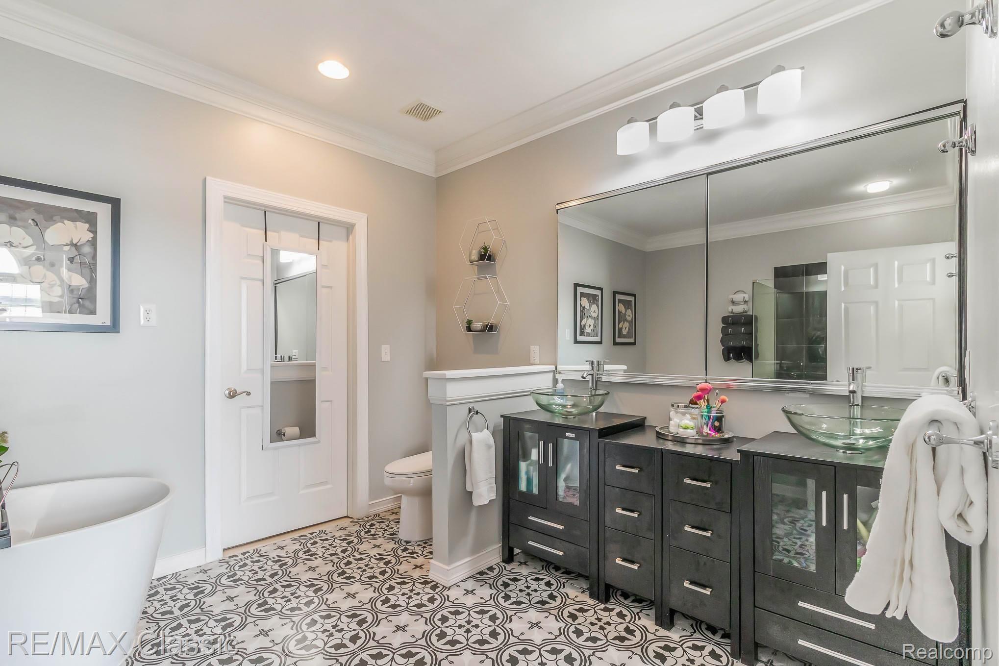 24749 Reeds Pointe Drive, Unit 38 Novi, MI 48374 - Photo 16 of 46 Primary Bath