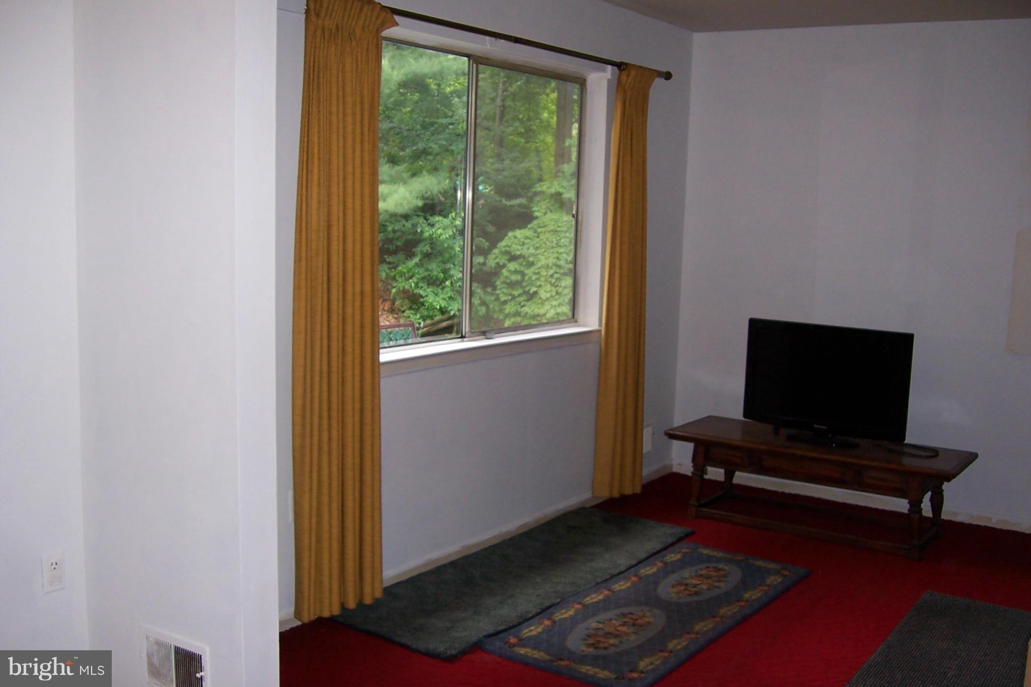 1804 Middlevale Terrace Silver Spring, MD 20906 - Photo 4 of 19 Living Room