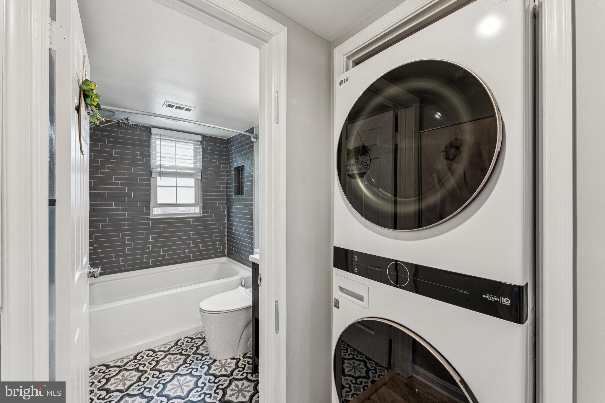509 Bashford Lane, Unit 6 Alexandria, VA 22314 - Photo 15 of 20 a bathroom with a sink and a mirror