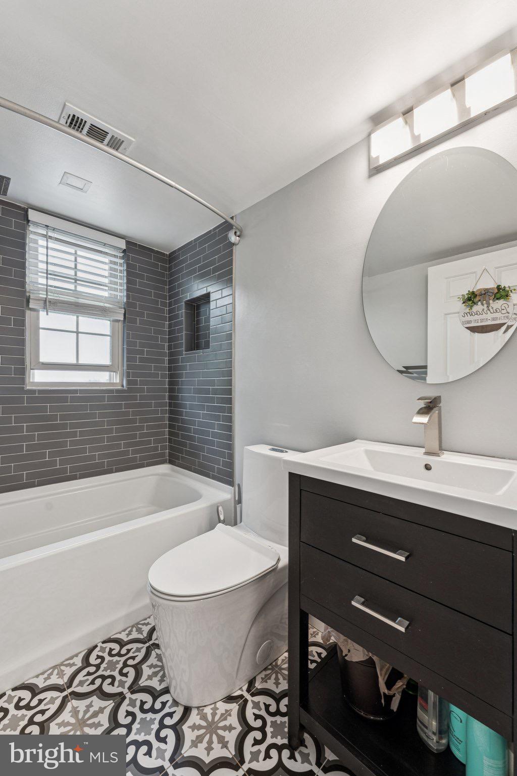 509 Bashford Lane, Unit 6 Alexandria, VA 22314 - Photo 16 of 20 a bathroom with a sink a toilet and bathtub