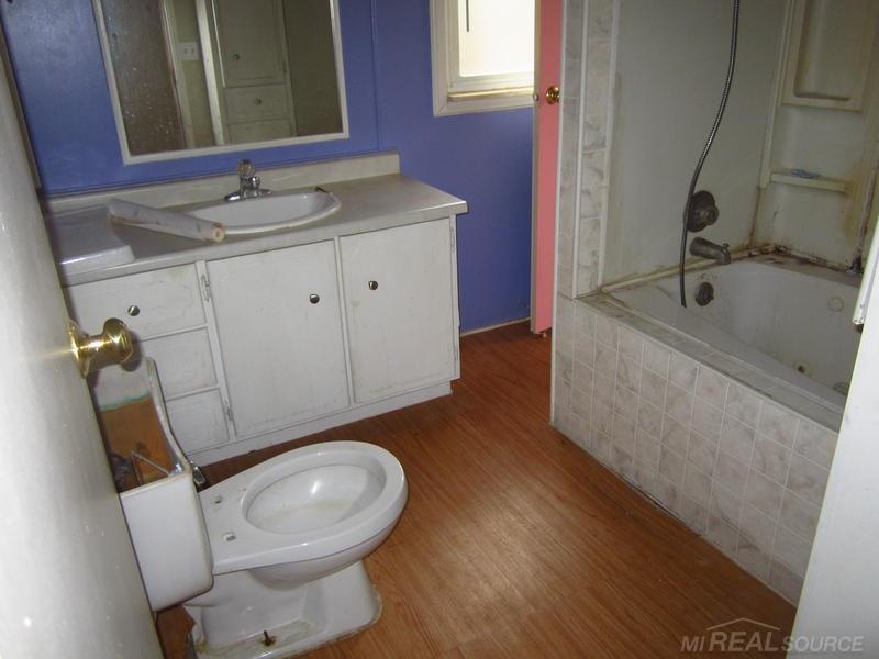 6406 Forester Road Carsonville, MI 48419 - Photo 4 of 11 31236343-3.JPG