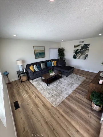 $5,800 | 1543 West 124th Street, Los Angeles, CA 90047