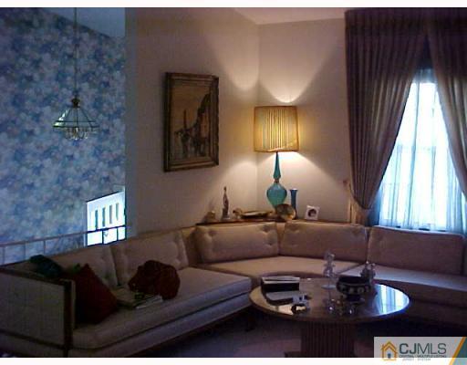 27 Hallo Street Edison, NJ 08837 - Photo 3 of 6 Gallery Image 3