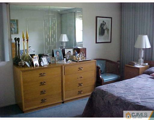 27 Hallo Street Edison, NJ 08837 - Photo 6 of 6 Gallery Image 6