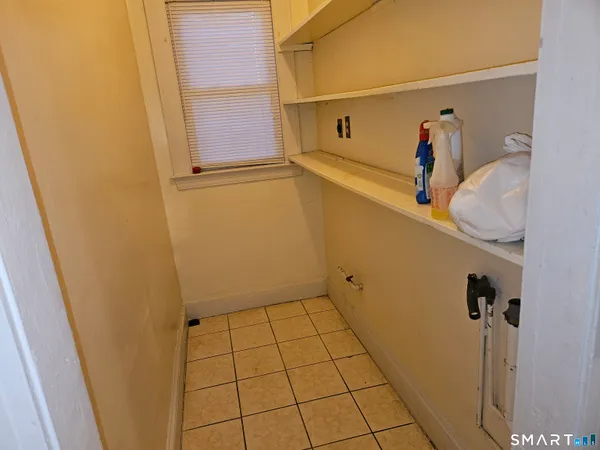 a view of utility room