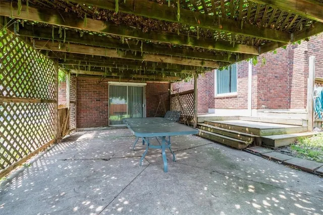 $329,000 | 1200 Northeast Crestview Drive, Blue Springs, MO 64014