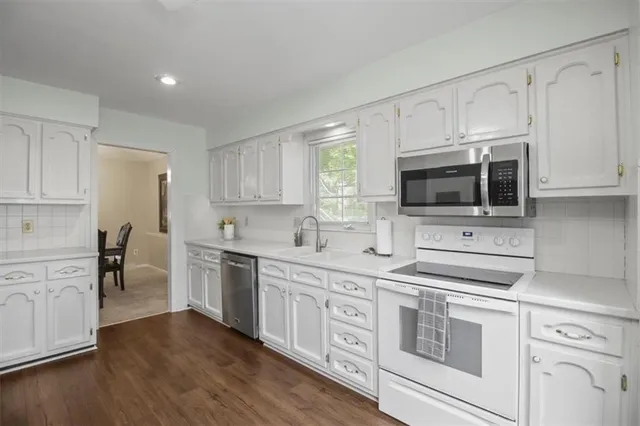 $329,000 | 1200 Northeast Crestview Drive, Blue Springs, MO 64014