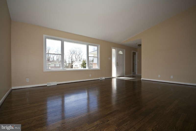 7410 Allmont Road Baltimore, MD 21244 - Photo 4 of 23 Living Room