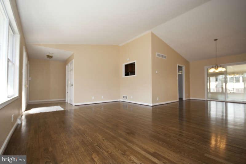 7410 Allmont Road Baltimore, MD 21244 - Photo 5 of 23 Living Room