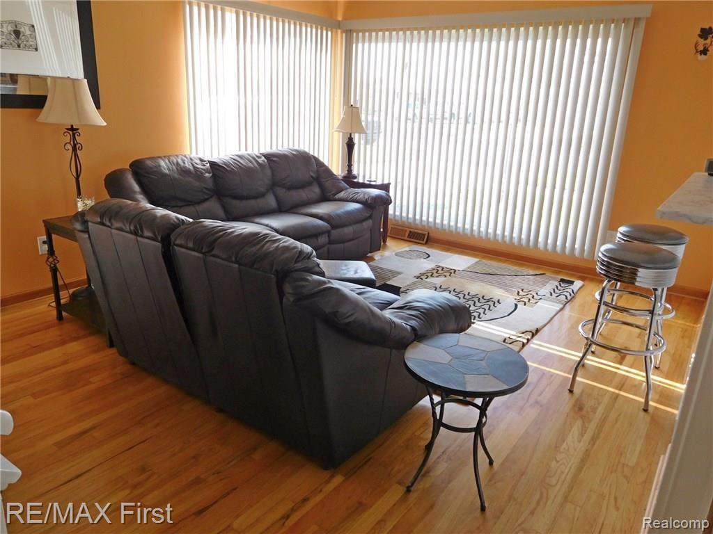 13004 Common Road Warren, MI 48088 - Photo 10 of 20 3 LIVING RM (2).jpg