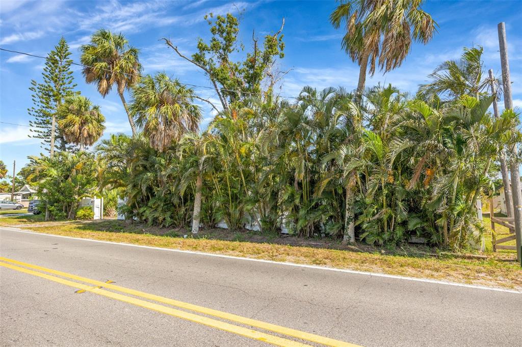 826 West Shell Point Road Ruskin, FL 33570 - Photo 2 of 32