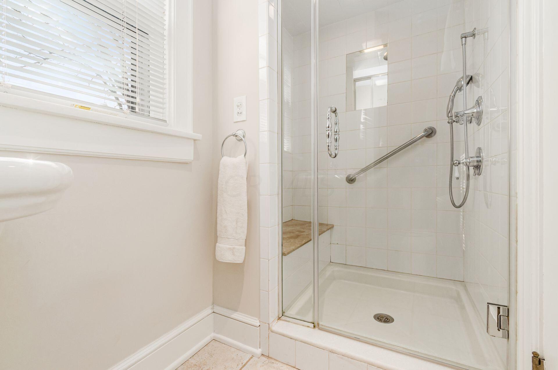 271 Winthrop Road Columbus, OH 43214 - Photo 25 of 32 Common Bath