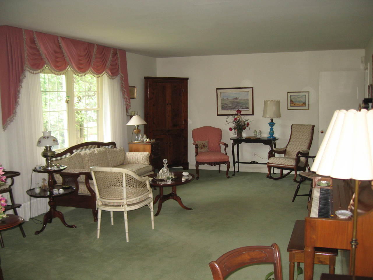 3528 Grandin Road Southwest Roanoke, VA 24018 - Photo 4 of 22 Living Room