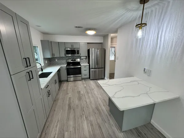 $2,450 | 1004 East Red Cedar Circle, The Woodlands, TX 77380