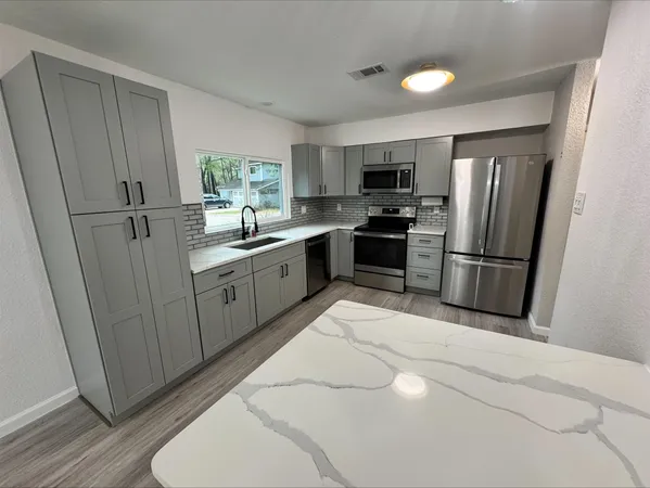 $2,450 | 1004 East Red Cedar Circle, The Woodlands, TX 77380