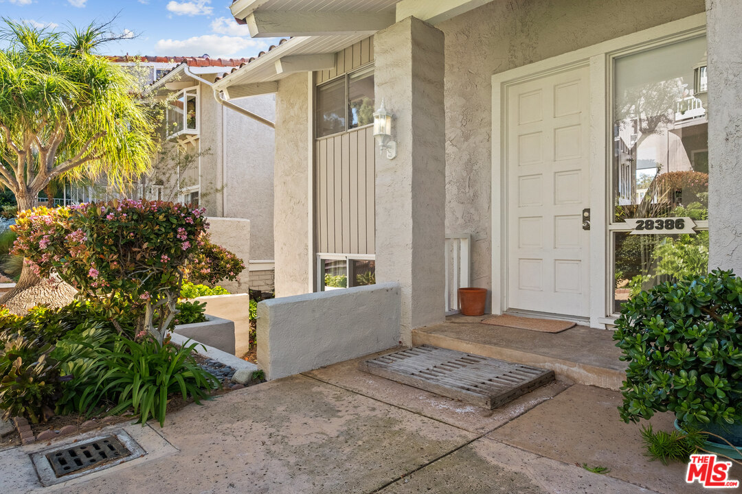 28386 Rey De Copas Lane Malibu, CA 90265 - Photo 2 of 15