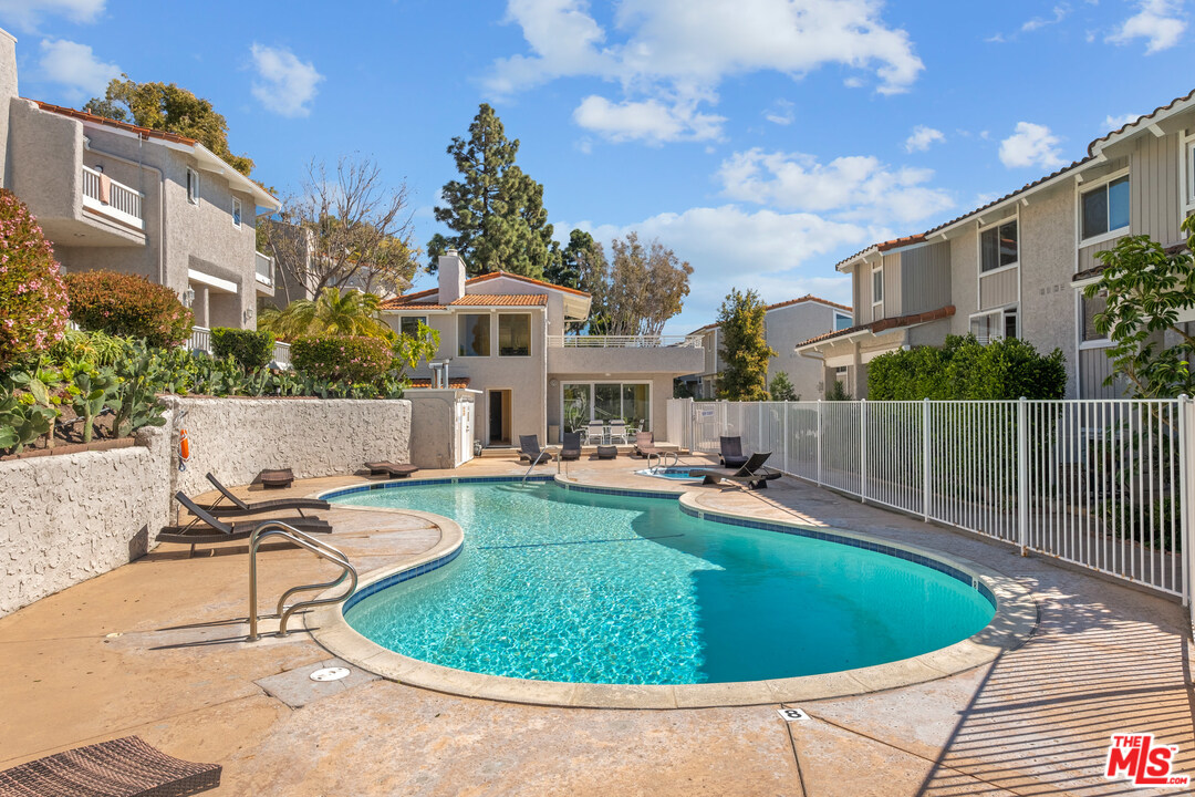 28386 Rey De Copas Lane Malibu, CA 90265 - Photo 12 of 15