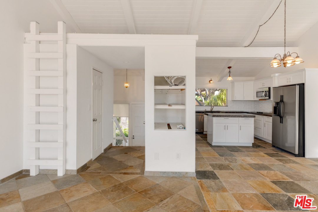 28386 Rey De Copas Lane Malibu, CA 90265 - Photo 7 of 15