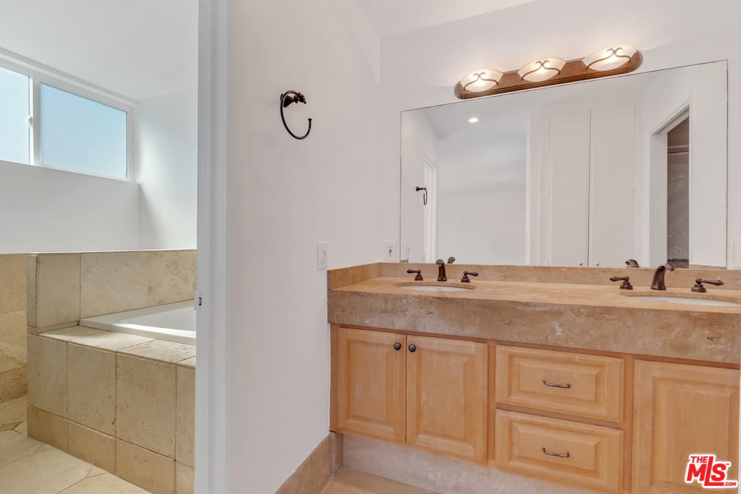 28386 Rey De Copas Lane Malibu, CA 90265 - Photo 9 of 15