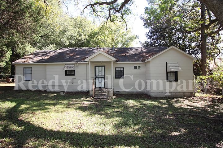 3947 McCain Road Memphis, TN 38109 - Photo 3 of 17 a front view of a house with a yard