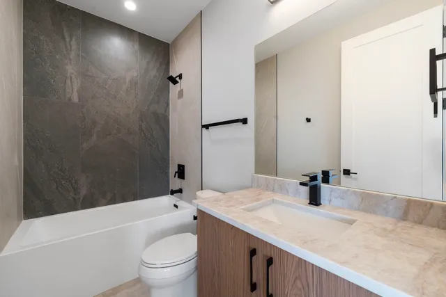 $3,000 | 2355 West Flournoy Street, Unit 201, Chicago, IL 60612